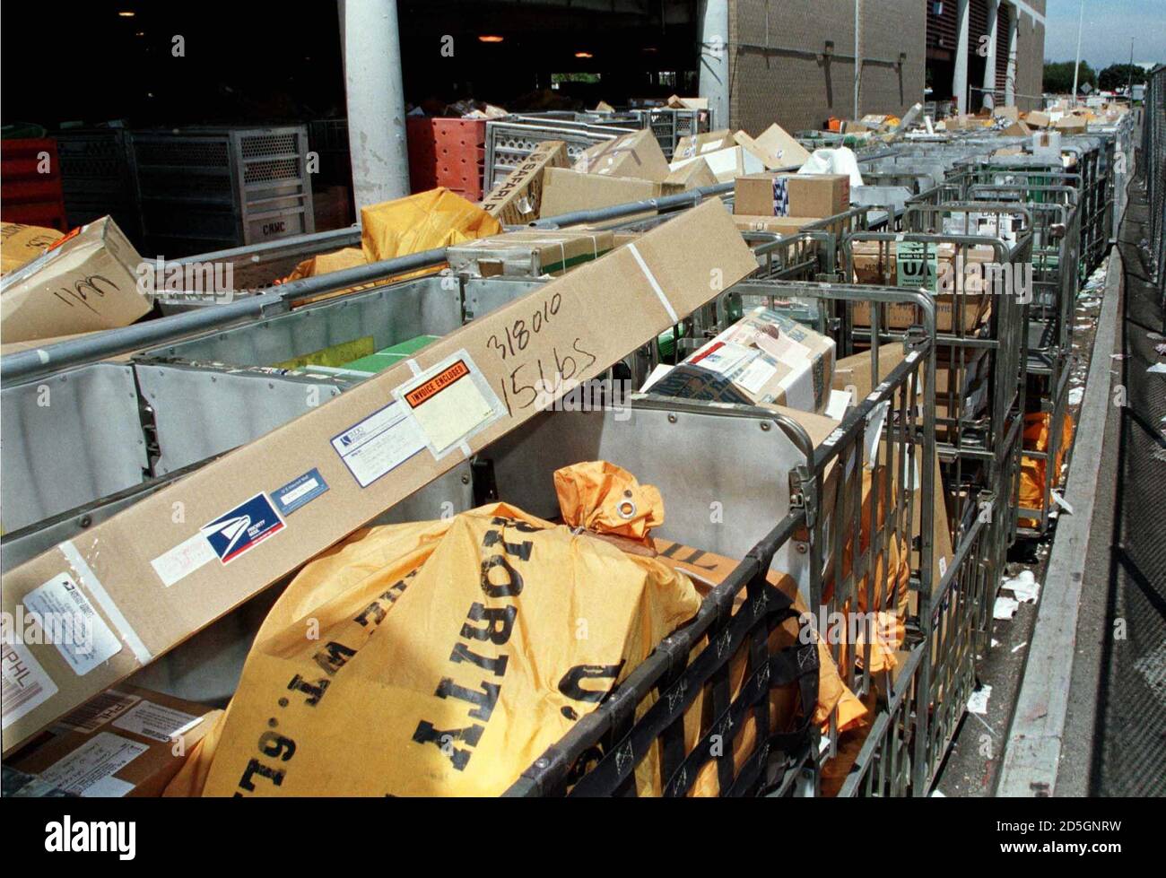 Les bacs remplis de colis de courrier prioritaire sont indiqués car ils  sont stockés à l'extérieur du bureau de poste des États-Unis à l'aéroport  international de Los Angeles le 18 août. Alors