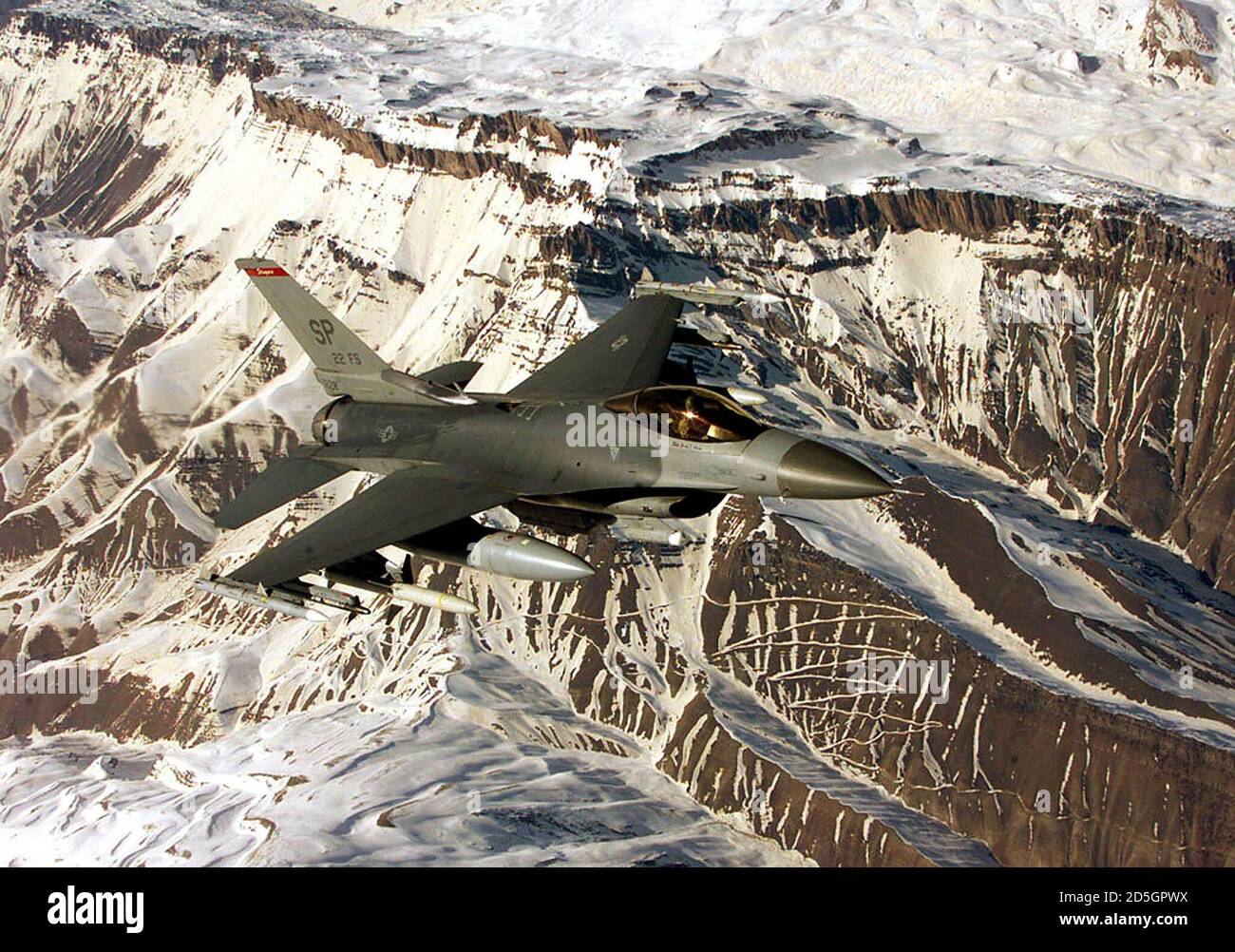 Un faucon F-16 de la US Air Force s'est écrasé dans les montagnes près de  la ville de Batman, dans le sud-est de la Turquie, le 18 juillet 2001. Une  photo de
