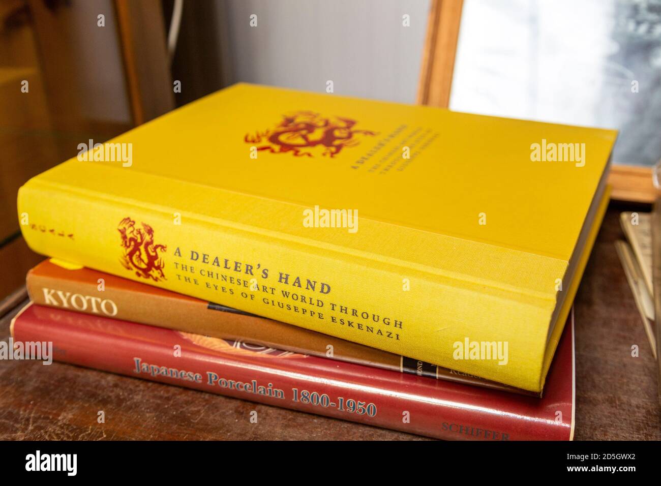 Livre d'art chinois de Giuseppe Eskenazi exposé dans la salle de vente aux enchères de liquidation de maison, Royaume-Uni Banque D'Images