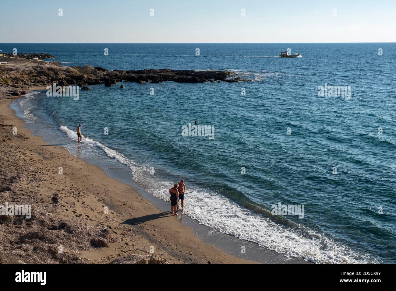 Touristes sur une plage de sable calme à Paphos, Chypre Banque D'Images