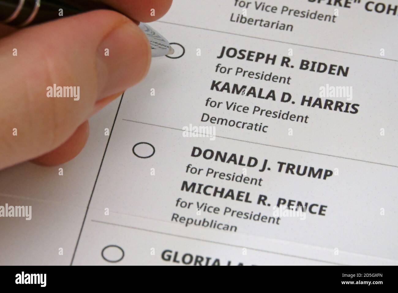 Los Angeles, CA / USA - 12 octobre 2020: Une main tenant un stylo est montré sur le point de remplir une bulle pour voter pour Joseph ( Joe ) R. Biden comme président. Banque D'Images