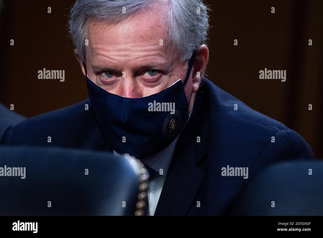 Mark Meadows, chef de cabinet de la Maison-Blanche, assiste à la deuxième journée de l'audience de confirmation de la Commission judiciaire du Sénat pour la candidate à la Cour suprême Amy Coney Barrett dans l'édifice Hart du Bureau du Sénat le mardi 13 octobre 2020. Crédit : Tom Williams/Pool via CNP | utilisation dans le monde entier Banque D'Images