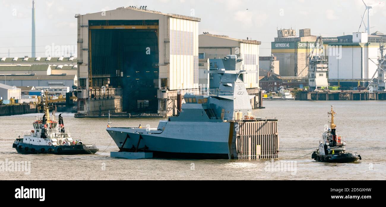 Hambourg, Allemagne. 13 octobre 2020. Le parecastle du 7e bateau de la classe K130 de la corvette (également appelé classe Braunschweig après le navire type), construit au chantier naval de Lürssen à Brême, navigue sur l'Elbe, déplacé par deux remorqueurs, en direction du chantier naval de Blohm Voss. Credit: Markus Scholz/dpa/Alay Live News Banque D'Images