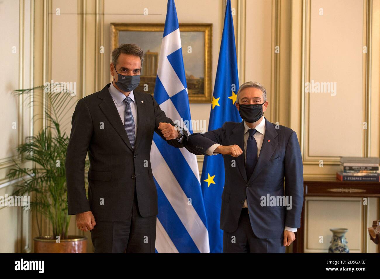 Athènes, Grèce. 13 octobre 2020. Le premier ministre grec Kyriakos Mitsotakis (L) rencontre le ministre canadien des Affaires étrangères en visite, François-Philippe Champagne, au bureau du premier ministre à Athènes, en Grèce, le 13 octobre 2020. Crédit: Marios Lolos/Xinhua/Alamy Live News Banque D'Images