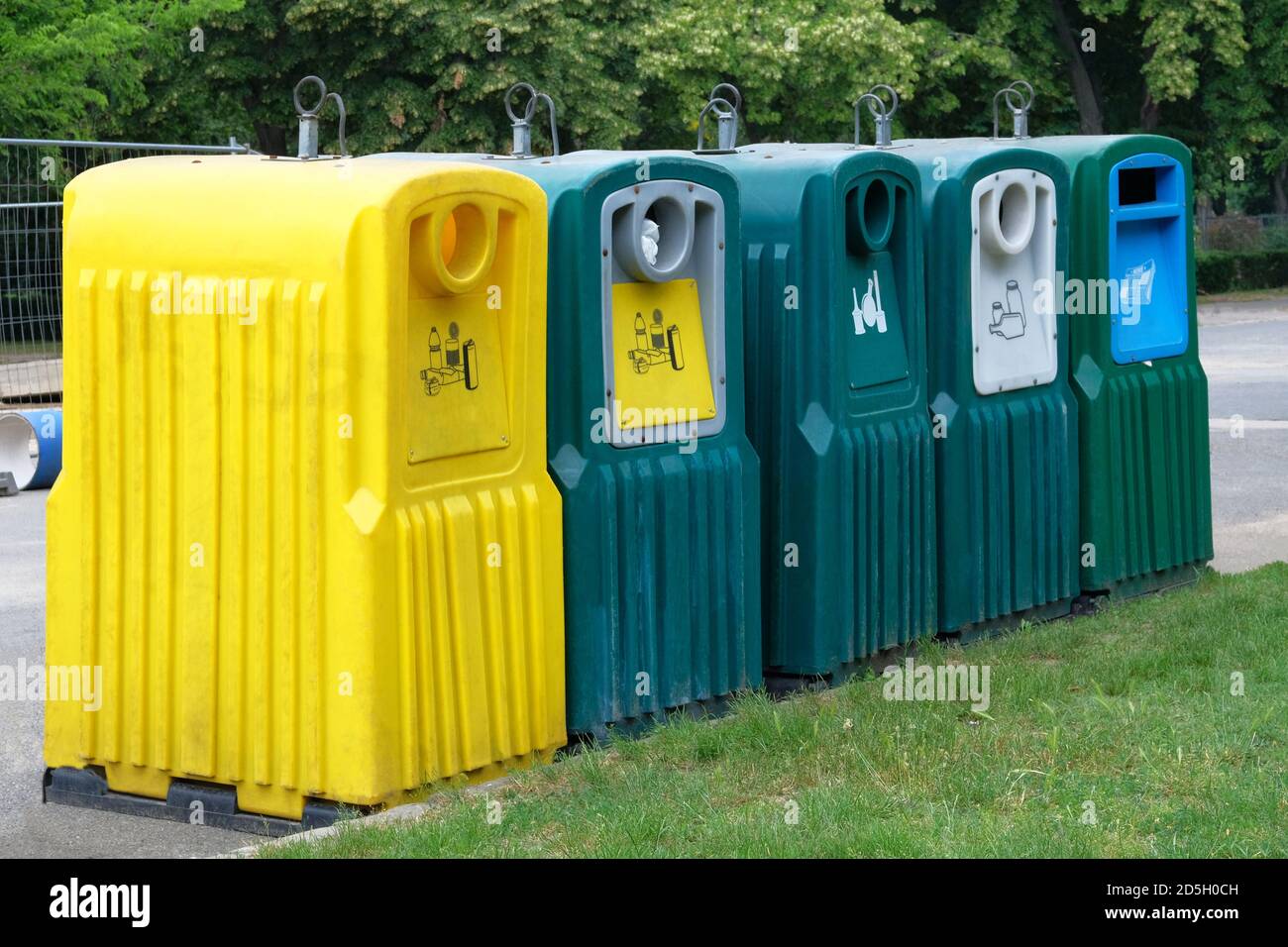 Collecte de déchets séparée. Concept de recyclage des déchets. Récipients pour le métal, le verre, le papier, le plastique pour le traitement ultérieur des ordures. Banque D'Images