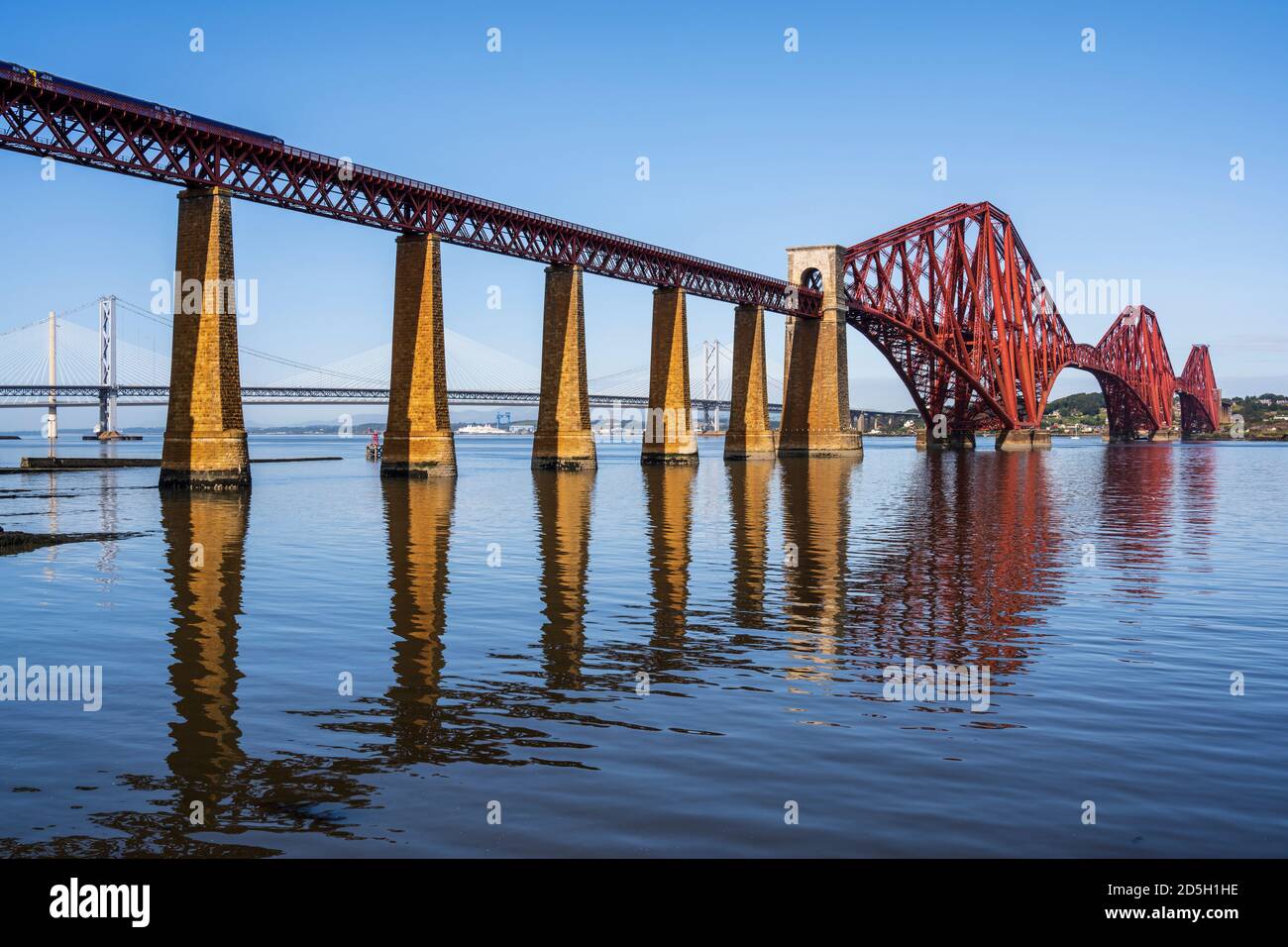Forth Rail Bridge de l'autre côté de la rivière Forth à Fife, vue depuis South Queensferry, Écosse, Royaume-Uni Banque D'Images