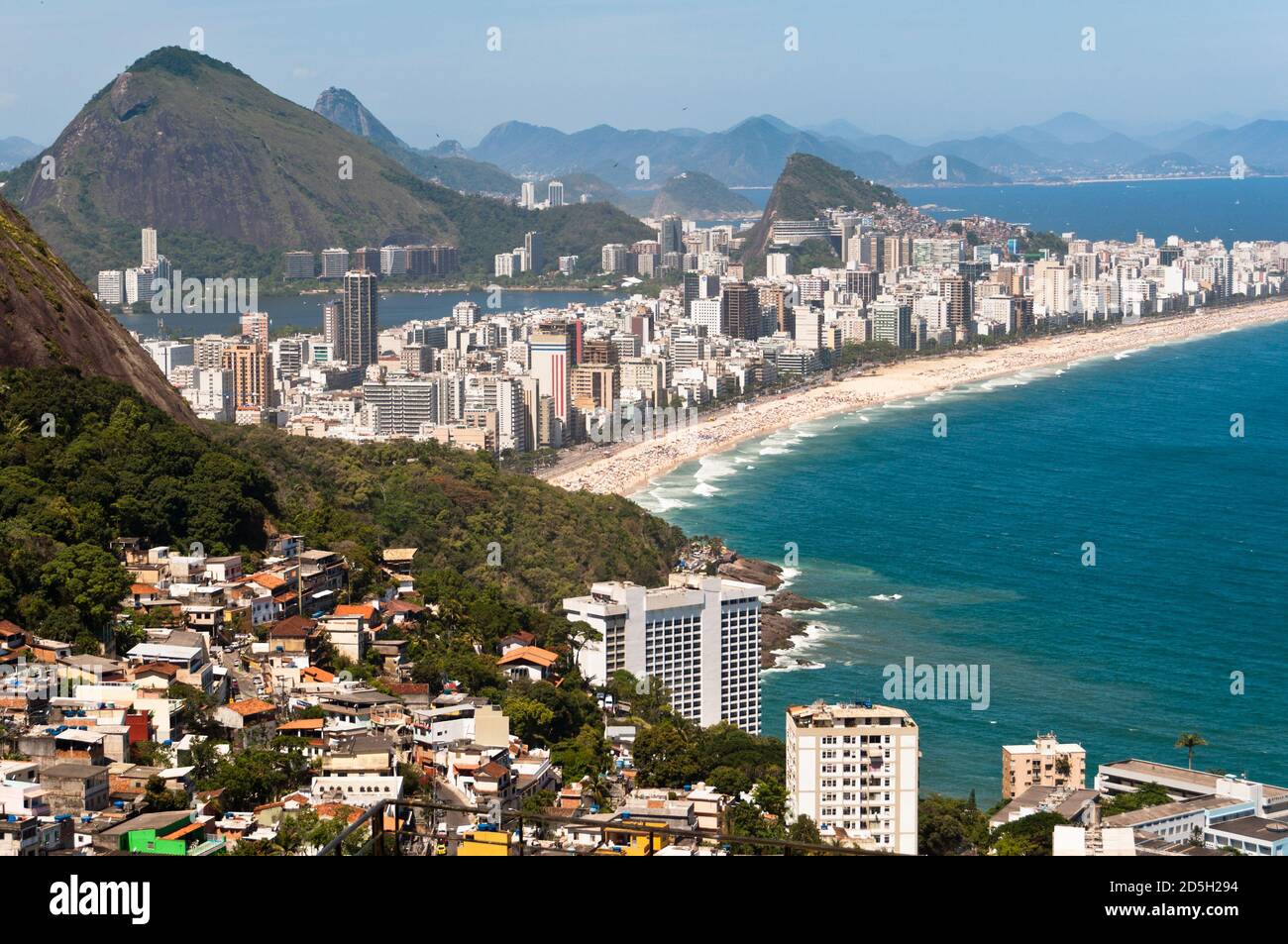 Vue aérienne d'Ipanema et de Leblon Beach et de Vidigal Favela, Rio de Janeiro, Brésil Banque D'Images