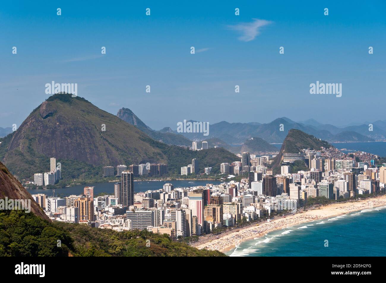 Ipanema Beach vue et montagnes surélevées, Rio de Janeiro, Brésil Banque D'Images