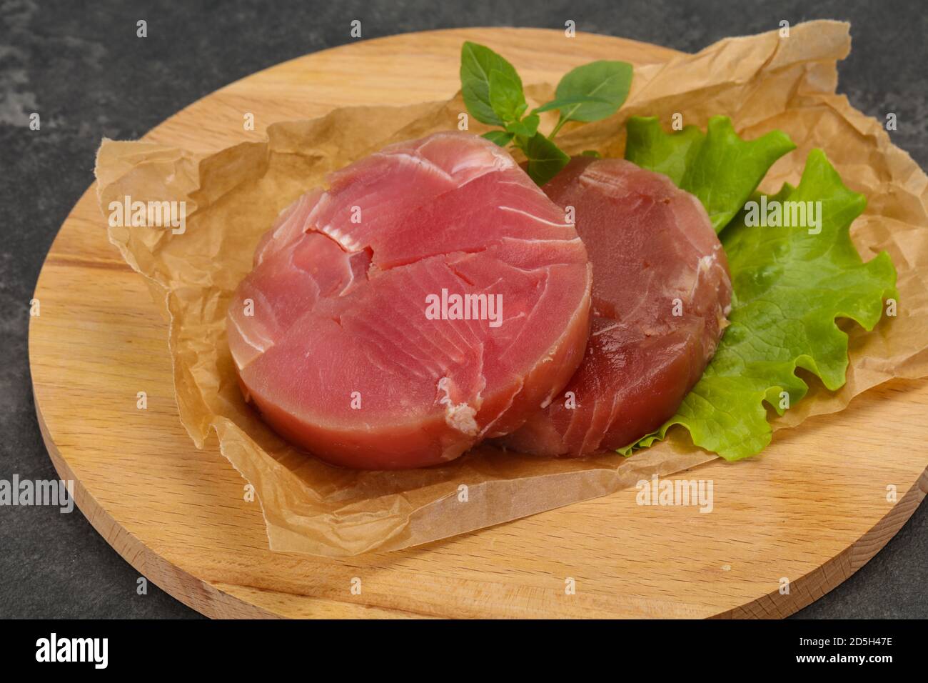 Raw tuna steak ronde prêt pour grill Banque D'Images