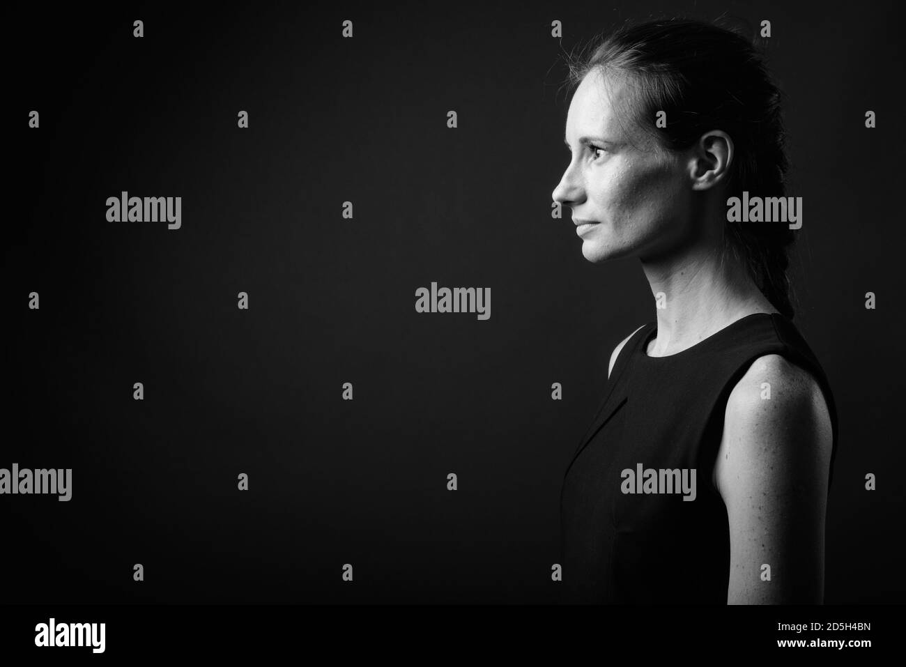 Portrait de femme belle contre l'arrière-plan gris Banque D'Images