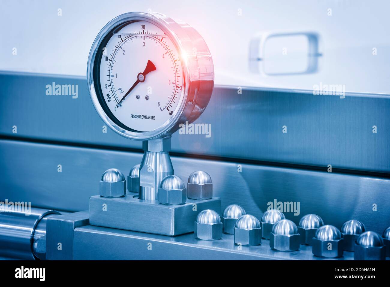 Les tuyaux en acier inoxydable à l'usine. Construction sur la production alimentaire, Résumé Contexte de l'industrie. Banque D'Images