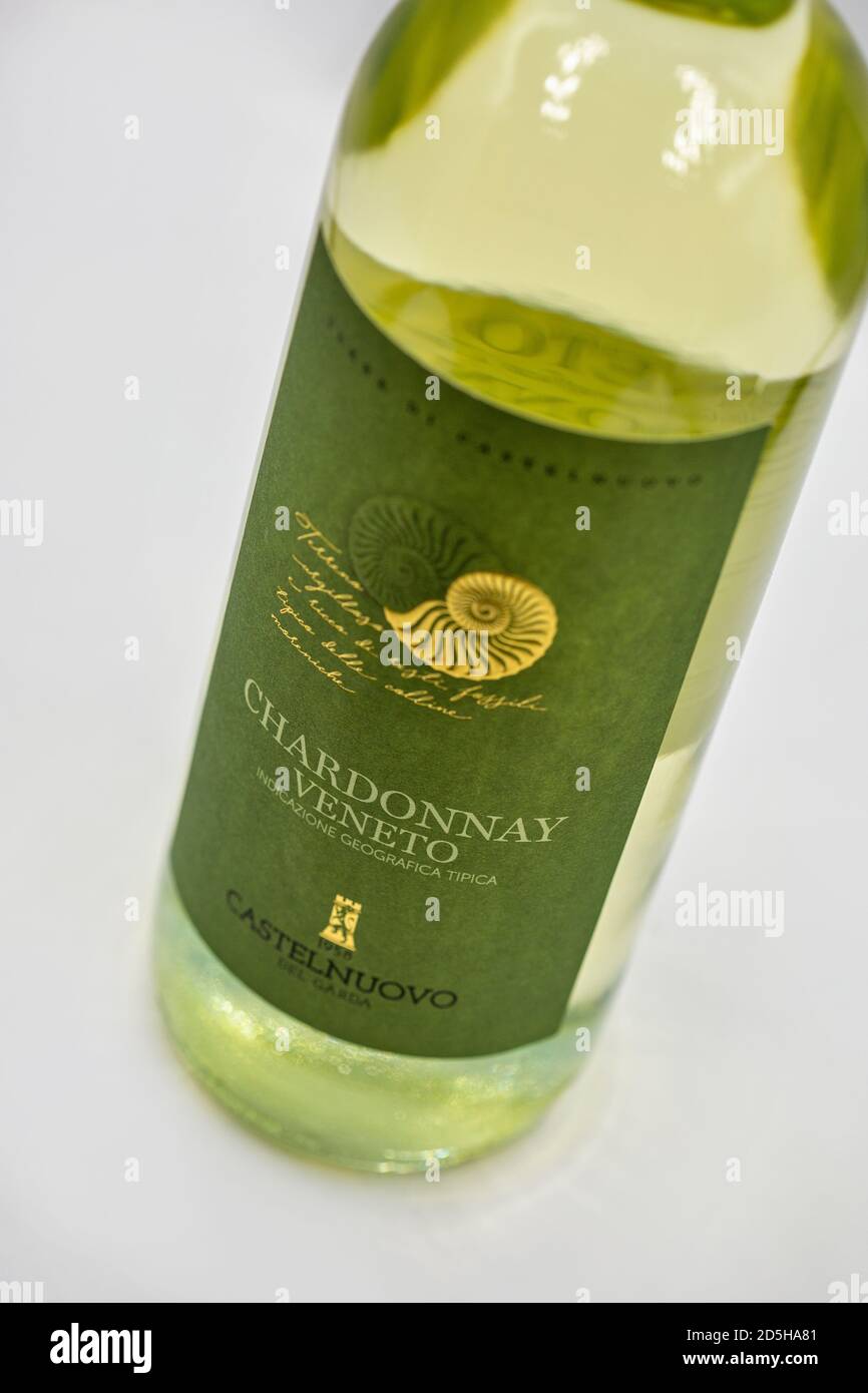 KIEV, UKRAINE - 22 AOÛT 2020: Studio Shoot of Castelnuovo del Garda Chardonnay Veneto Italien bouteille de vin blanc fermé sur fond blanc. Banque D'Images