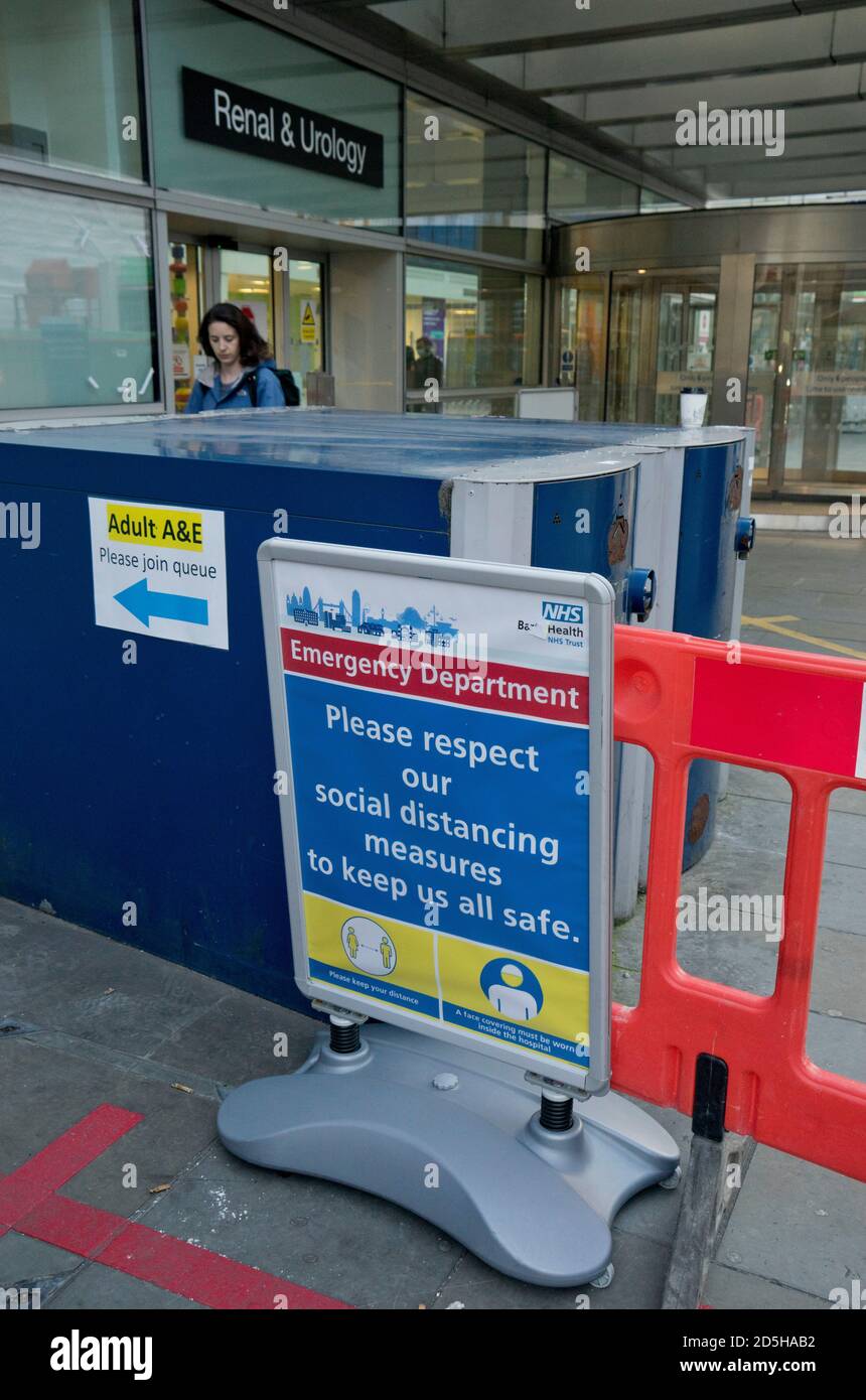 Panneaux indiquant aux visiteurs de rester à l'écart ou de garder une distance sociale sécuritaire en raison de la pandémie de coronavirus/Covid-19 dans un hôpital de Londres, Angleterre, Royaume-Uni Banque D'Images