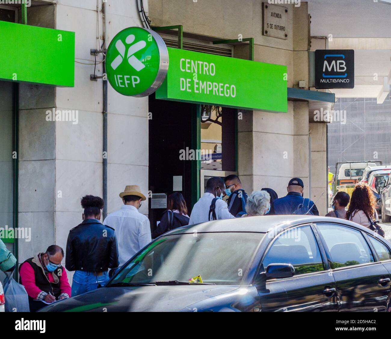 Les Portugais qui portent des couvertures de visage font la queue devant un bureau de chômage Dans le centre de Lisbonne Banque D'Images