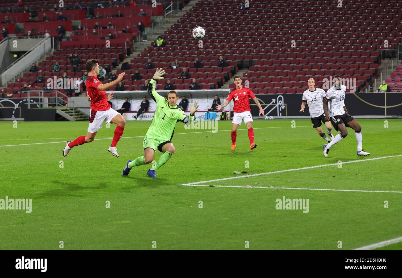 Firo: 13.10.2020 Fuvuball, football: UEFA NATIONS LEAGUE, LV§nderspiel Nationalmannschaft Allemagne, GER - Suisse, SUI Lupfer to Goal versus Manuel Neuer, Remo Freuler après son but à 2-0, Antonio Rvºdiger ne peut plus arrêter le ballon | usage dans le monde entier Banque D'Images