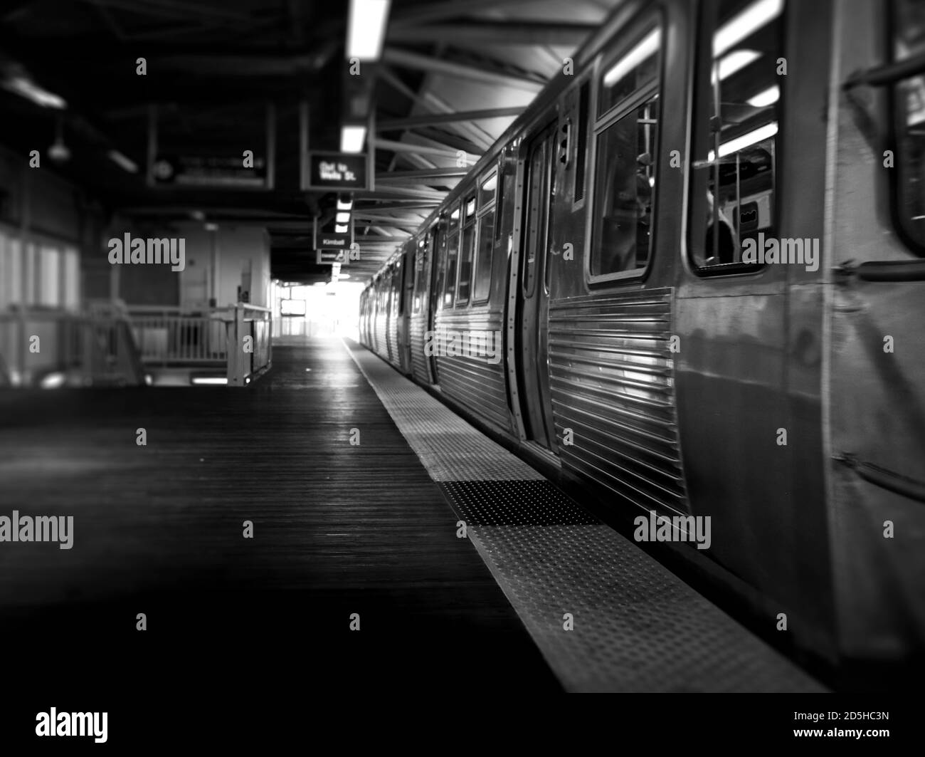 Silver train quittant la gare surélevée de Chicago, Illnois Banque D'Images