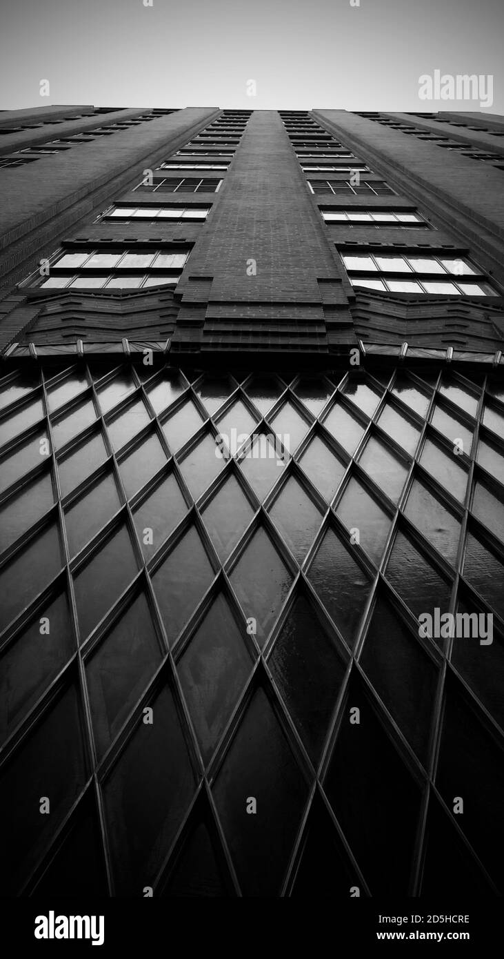 Vue à angle bas d'une transom de style Art déco en vitraux au-dessus d'une porte à Manhattan, New York Banque D'Images