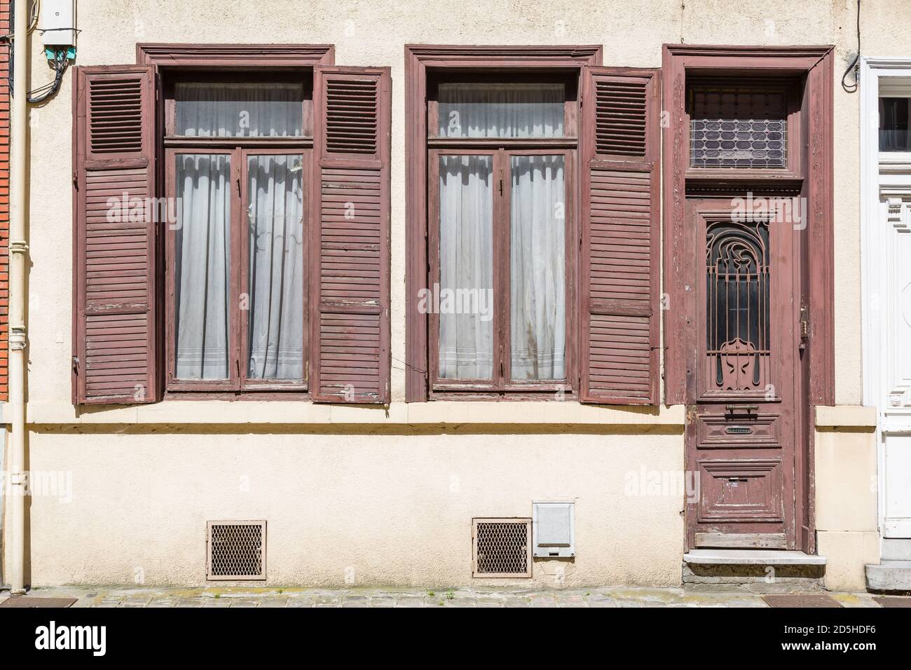 LILLE, FRANCE - 19 juillet 2013. A l'extérieur d'une ancienne maison française avec des portes en bois et des fenêtres avec des volets peints en brun Banque D'Images