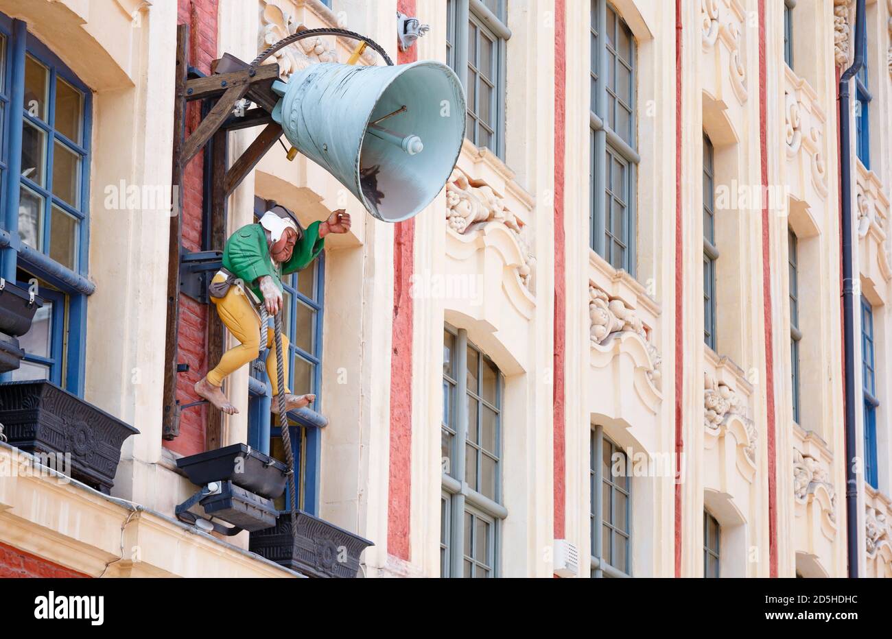 LILLE, FRANCE - 20 juillet 2013. Panneau de la façade de la sonnerie Bell devant le restaurant la cloche, dans le quartier historique de Lille Banque D'Images