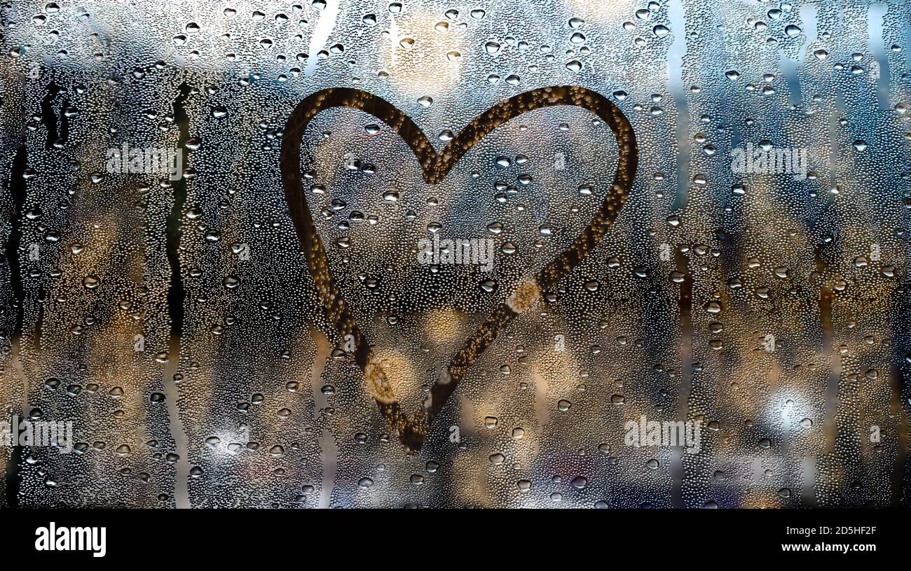 coeur tiré sur une fenêtre humide de la pluie Banque D'Images