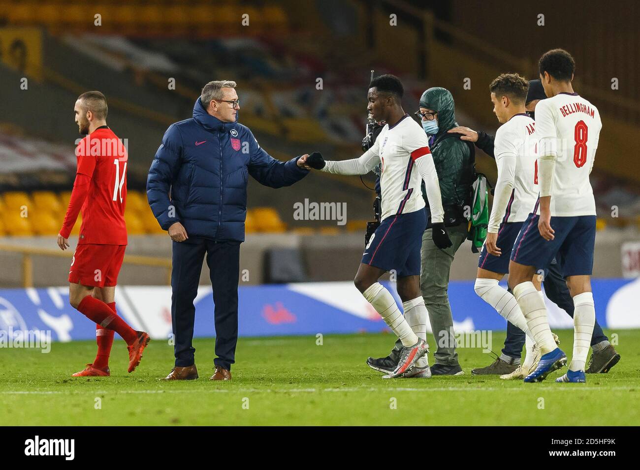 Wolverhampton, Royaume-Uni. 13 octobre 2020. Aidy Boothroyd, responsable de l'U21 en Angleterre, félicite Eddie Nketiah, d'Angleterre, après le match 2021 du groupe de qualification du championnat européen des moins de 21 ans de l'UEFA 3 entre l'Angleterre U21 et la Turquie U21 au stade Molineux, le 13 octobre 2020 à Wolverhampton, en Angleterre. (Photo de Daniel Chesterton/phcimages.com) Credit: PHC Images/Alamy Live News Banque D'Images