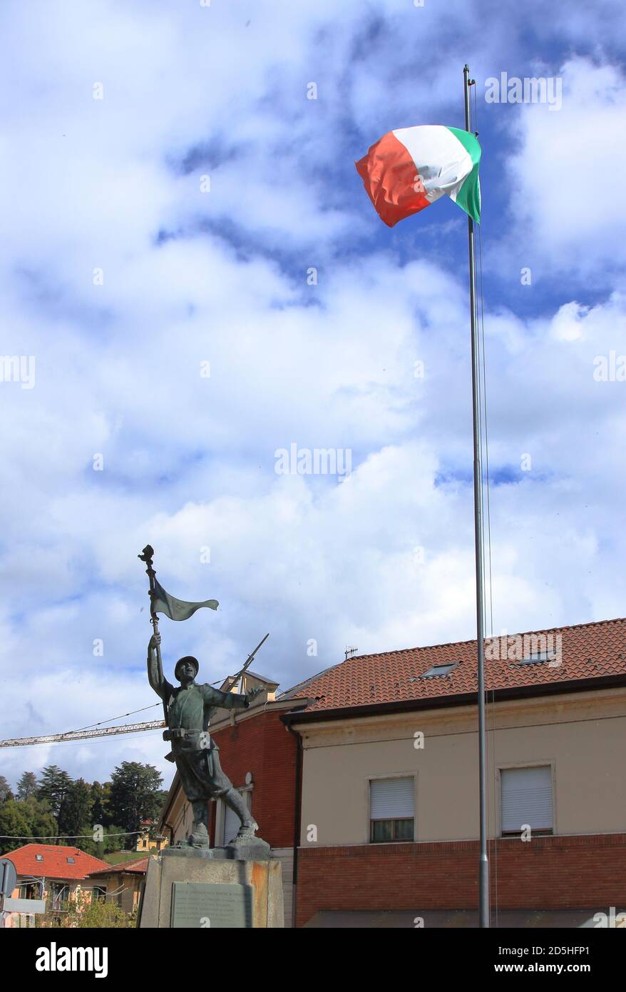 Statue de bronze de partisan italien devant le tricolore drapeau Banque D'Images