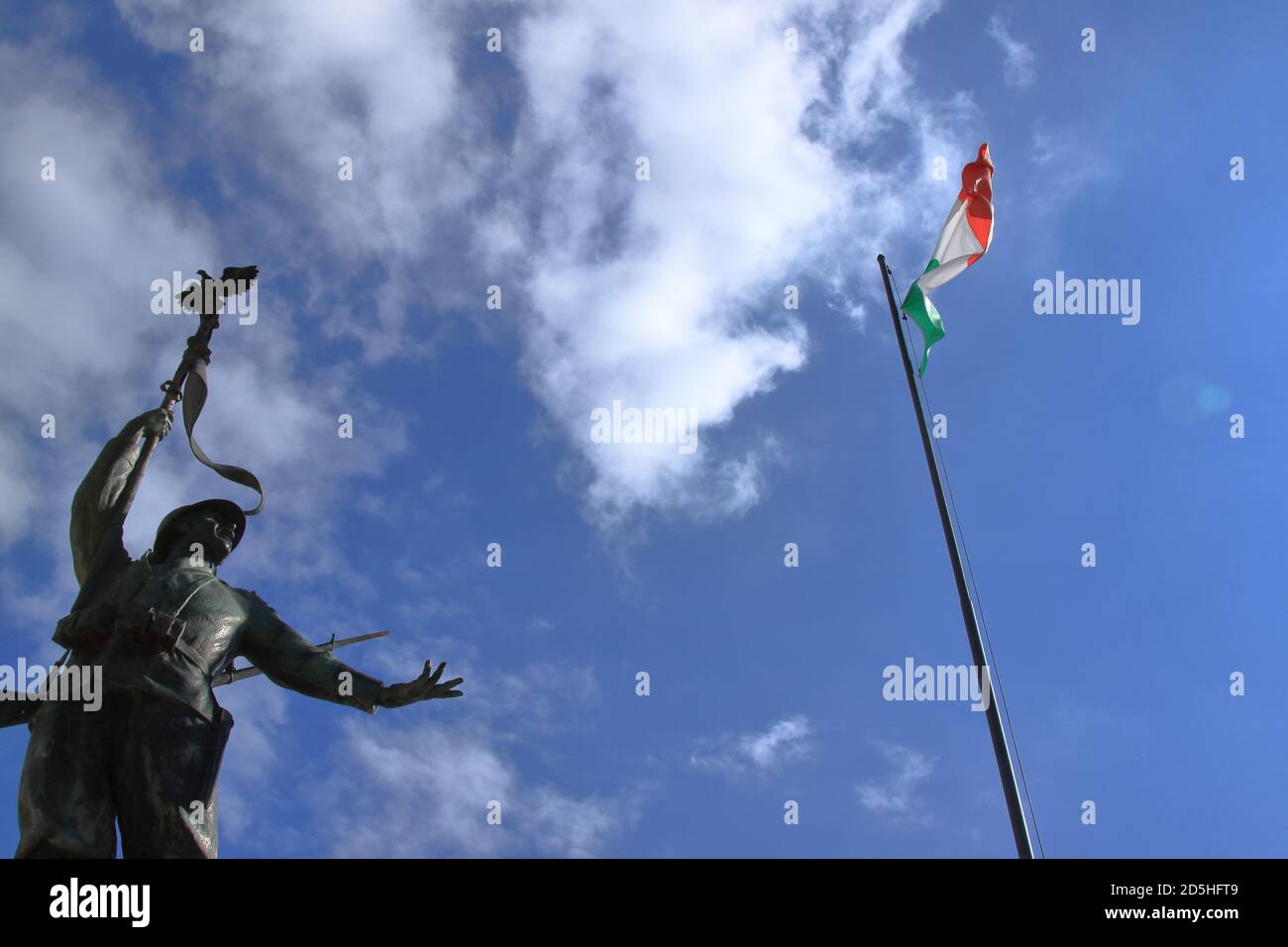 Statue de bronze de partisan italien devant le tricolore drapeau Banque D'Images