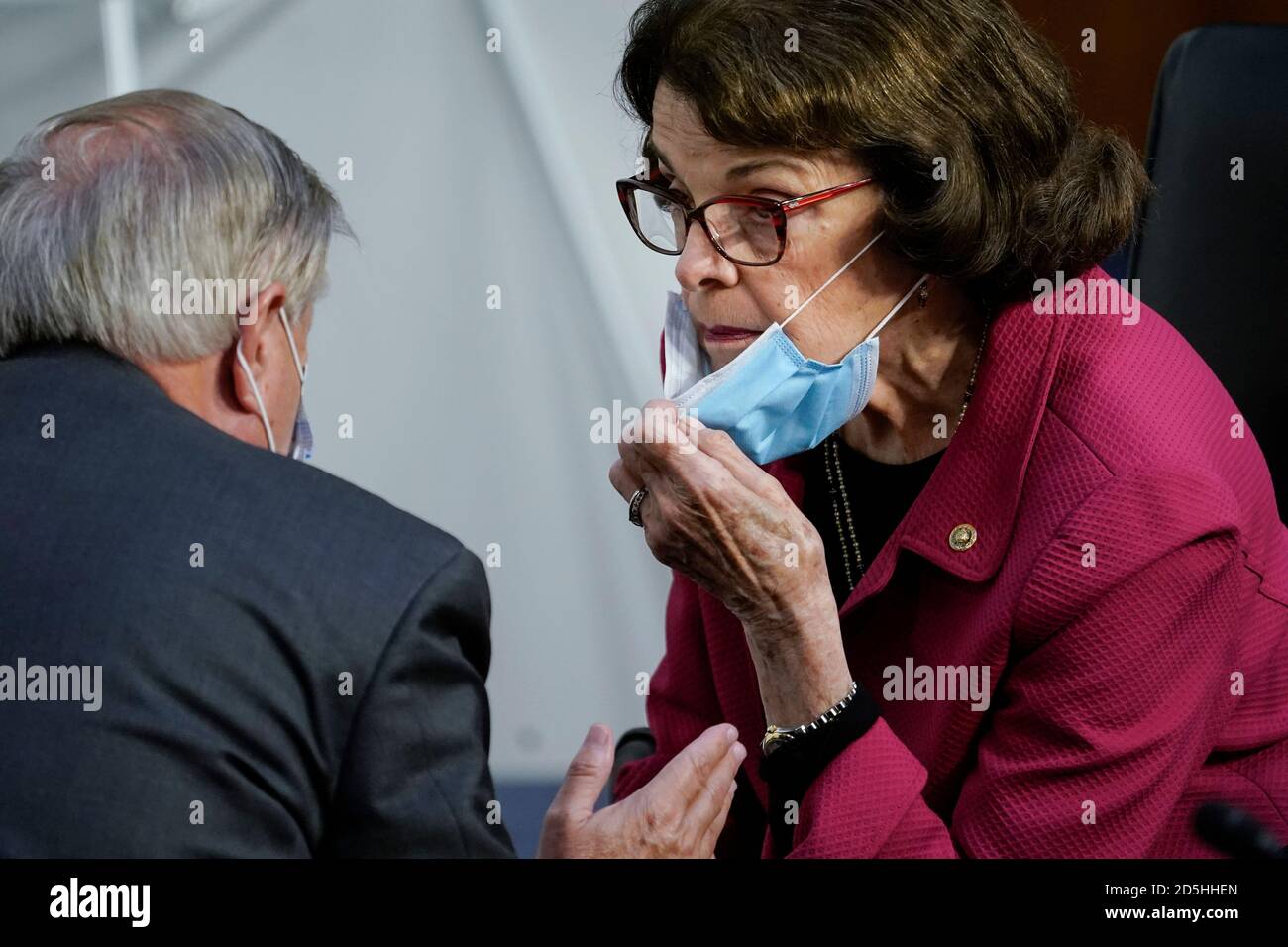 Le sénateur américain Lindsey Graham (républicain de Caroline du Sud), président de la Commission judiciaire du Sénat américain, à gauche, parle avec le sénateur américain Dianne Feinstein (démocrate de Californie), membre du classement de la Commission judiciaire du Sénat américain, Au cours de la deuxième journée de l'audience de confirmation de la Cour suprême pour la juge Amy Coney Barrett sur Capitol Hill, le 13 octobre 2020 à Washington, DC. Barrett a été nommé par le président Donald Trump pour combler le poste vacant laissé par le juge Ruth Bader Ginsburg qui est décédé en septembre.Credit: Drew Angerer/Pool via CNP | usage dans le monde entier Banque D'Images
