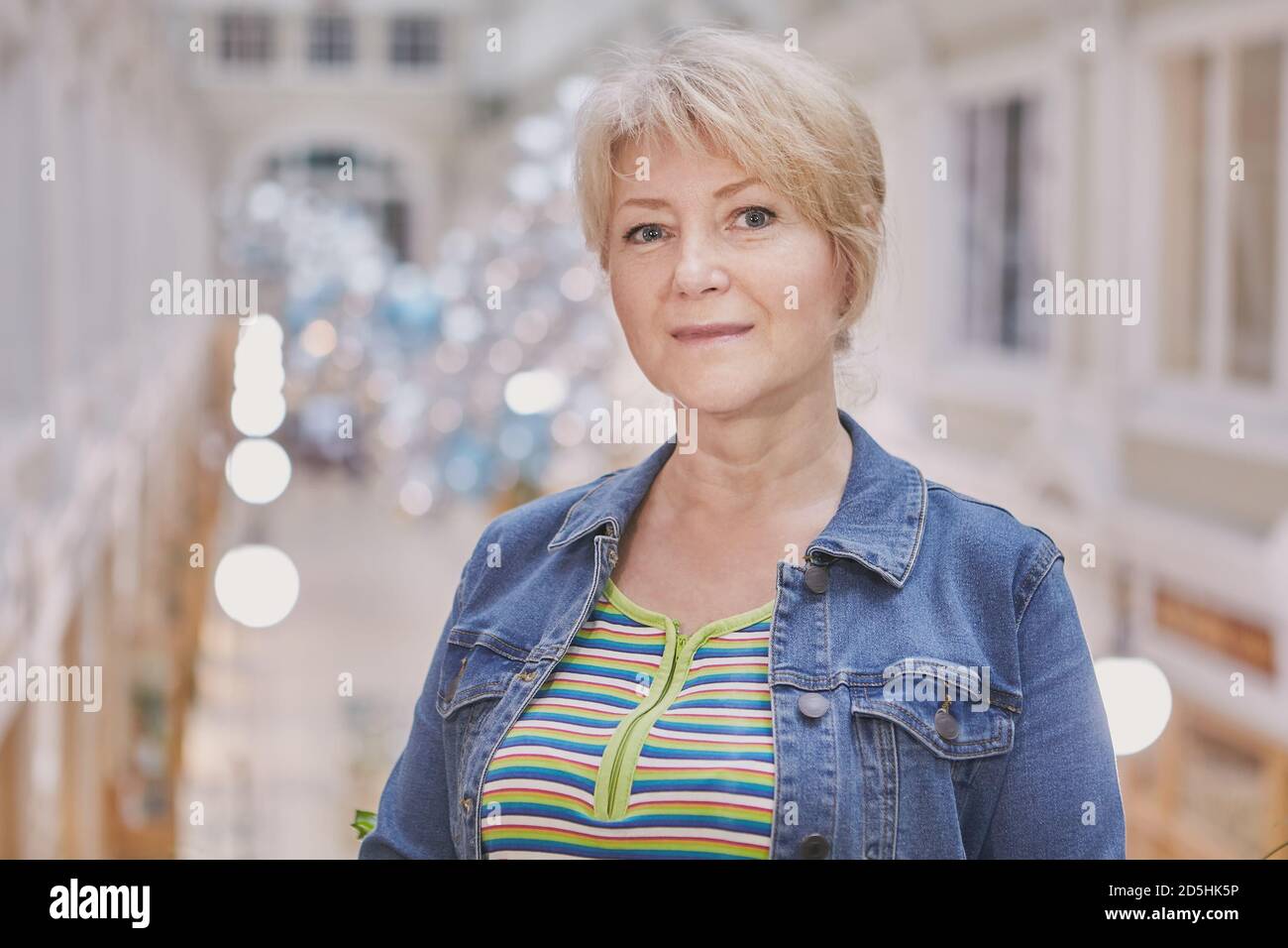 âge 57 ans femme Banque de photographies et d’images à haute résolution