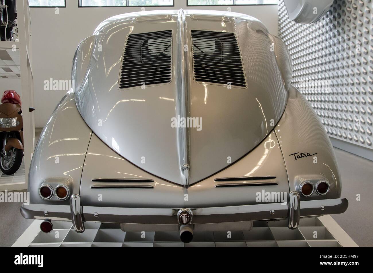 Le Tatra 87 (T87) était une voiture construite par le fabricant tchécoslovaque Tatra. Il était alimenté par un moteur V8 à 90 degrés à arbre à cames en tête de 2.9 litres refroidi par air monté à l'arrière Banque D'Images