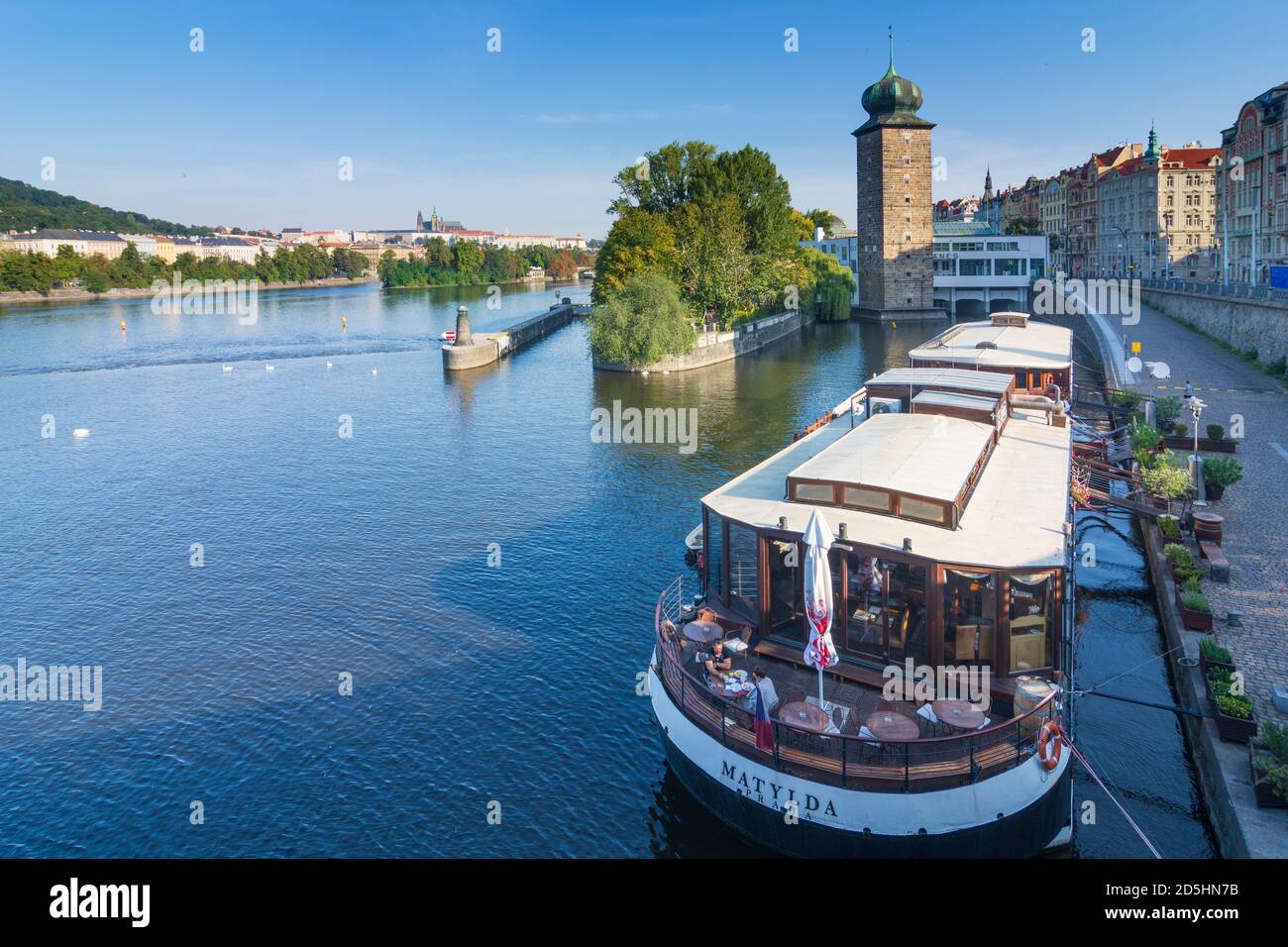 Praha: Tour d'eau Sítkov, Galerie Manes, rivière Vltava (Moldau), bateau d'hôtel, invités au petit déjeuner à Vltava, Moldau, Praha, Prag, Prague, Tchèque Banque D'Images