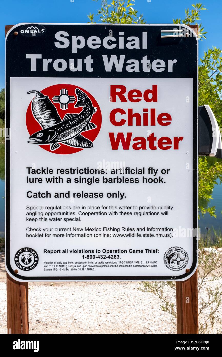 Panneau réglementaire concernant les restrictions de capture de truite : 'eau de truite spéciale' (eau du Chili rouge) à Tingley Beach, Albuquerque, Nouveau-Mexique Banque D'Images