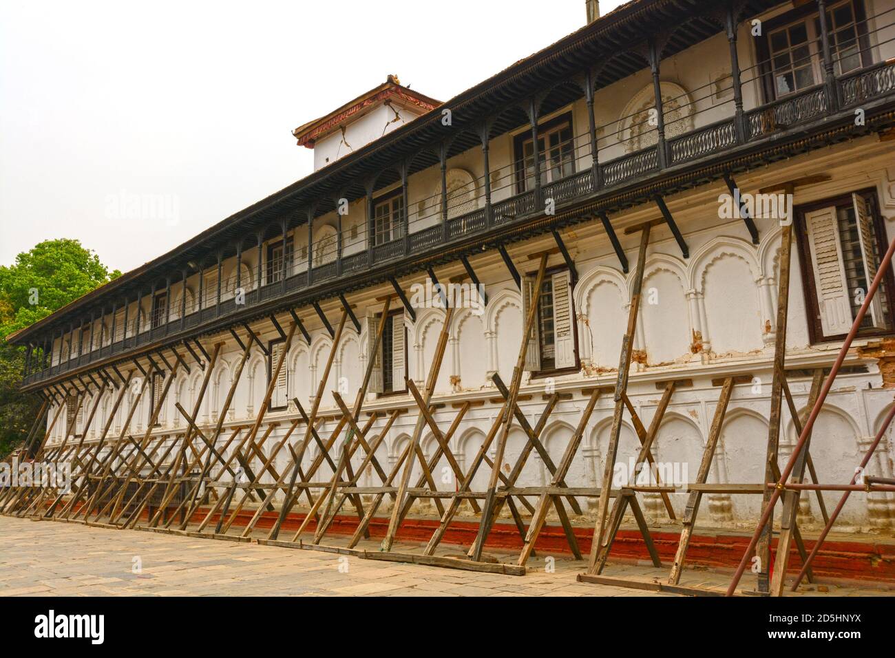 La prise en charge d'un bâtiment endommagé séisme près de Durbar Square à Katmandou, Népal Banque D'Images