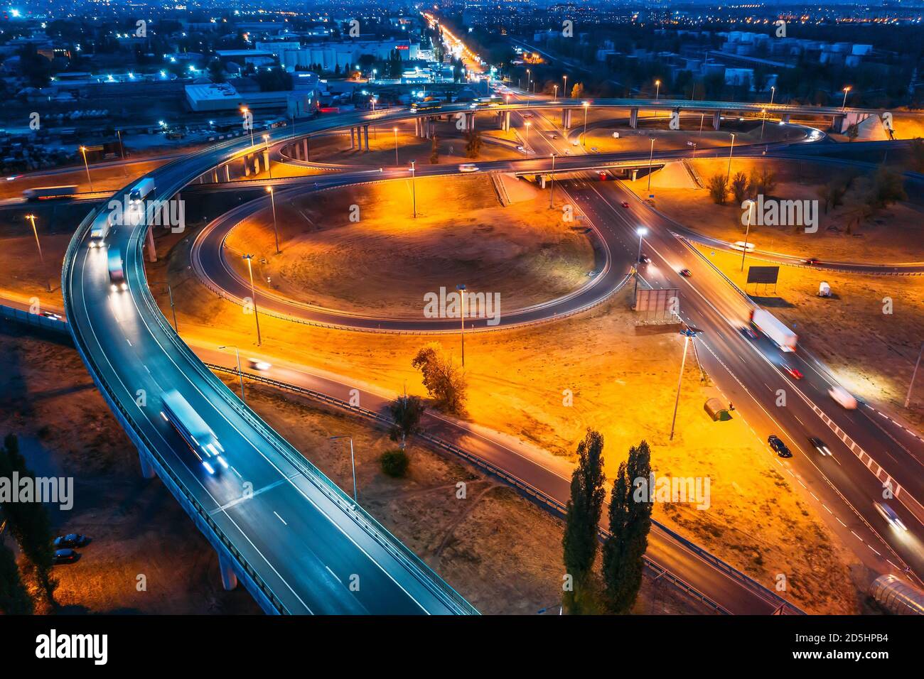 Intersection de transport jonction à la route de la ville de nuit avec ponts et circulation de voiture, vue aérienne. Banque D'Images