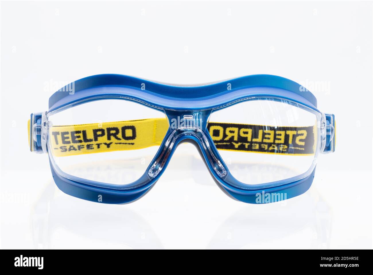 Huelva, Espagne - 13 octobre 2020 : lunettes de sécurité Steelpro Pro Line modèle X7. Lunettes antibuée transparentes à double lentille pour les risques mécaniques. Monter la commode Banque D'Images