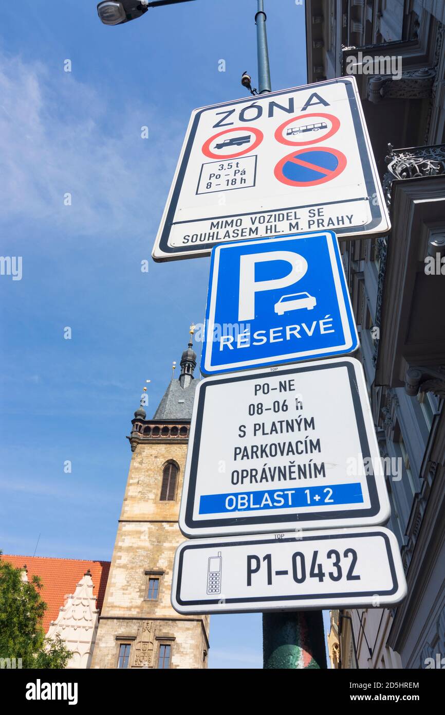 Praha: Beaucoup de panneaux de signalisation sur un mât, New Town Hall à la place Charles à Nove Mesto, New Town, Praha, Prag, Prague, Tchèque Banque D'Images