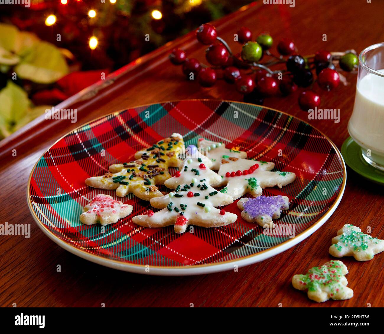 Assiette de biscuits de vacances décorés sur la table. Banque D'Images