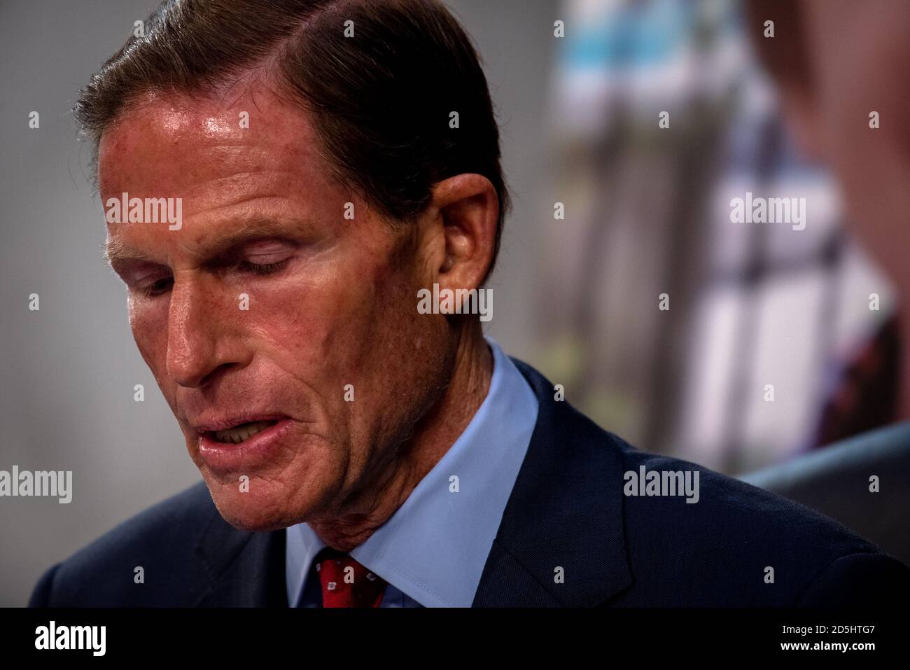 Washington, États-Unis d'Amérique. 13 octobre 2020. Le sénateur américain Richard Blumenthal (démocrate du Connecticut) pose des questions au cours de la deuxième journée des auditions de candidature d'Amy Coney Barrett devant la Commission du Sénat américain sur la magistrature à Washington, DC, le mardi 13 octobre 2020.Credit: Hilary Swift/Pool via CNP | usage Worldwide Credit: dpa/Alay Live News Banque D'Images