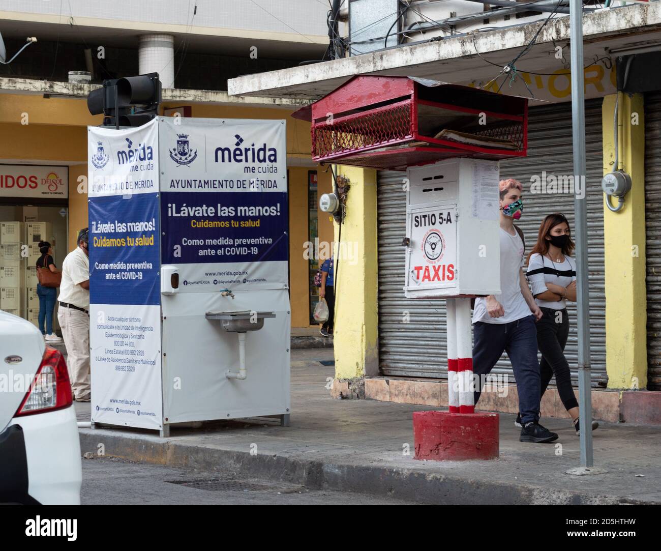 Pandémie de coronavirus au Mexique, poste de désinfectant pour les mains dans les rues de Merida, Yucatan. Banque D'Images