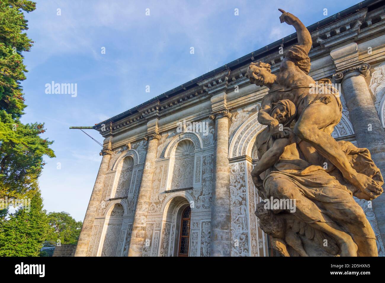 Praha: Mícovna (vraie salle de tennis) et Allegory de nuit – sculpture baroque au jardin royal du château de Prague à Hradcany, quartier du château, Praha, Prag Banque D'Images