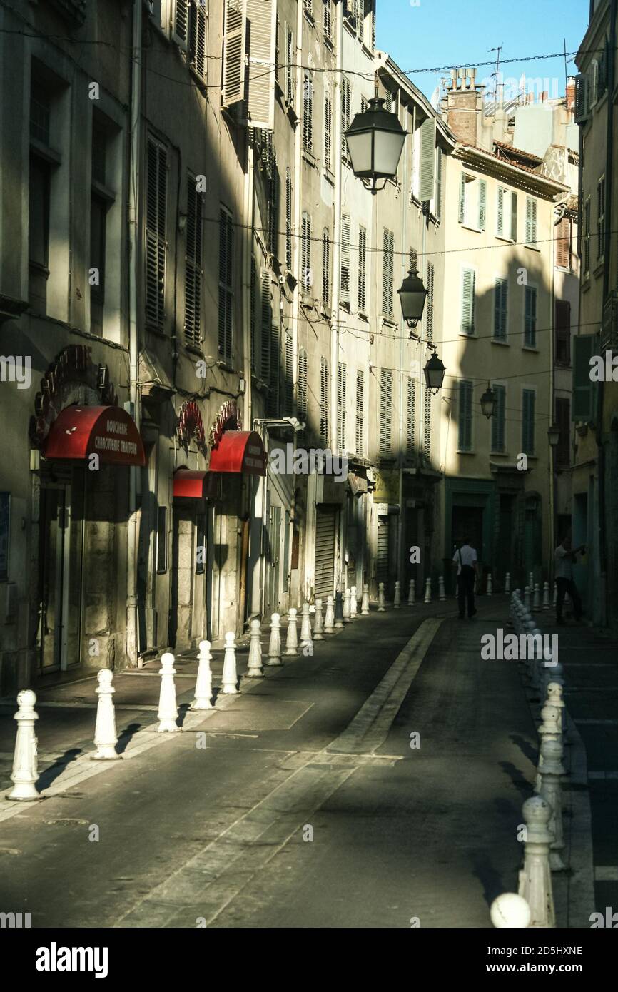 TOULON, FRANCE - 10 AOÛT 2011 : rue étroite de Toulon Vieille ville, la vieille ville du centre-ville, en état de délabrement, avec moi Banque D'Images