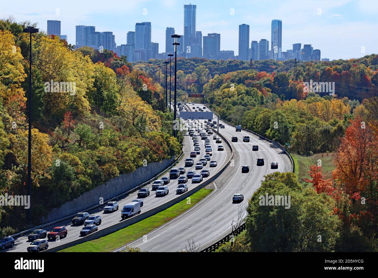 Autoroute urbaine aux couleurs de l'automne, Don Valley Parkway à Toronto Banque D'Images