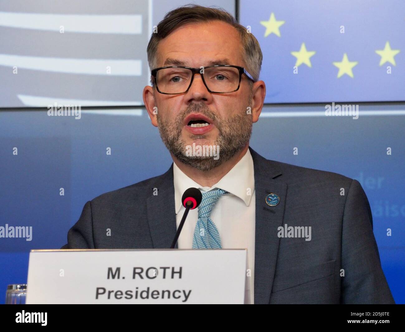 (201013) -- LUXEMBOURG, le 13 octobre 2020 (Xinhua) -- Michael Roth, ministre d'État pour l'Europe au ministère fédéral allemand des Affaires étrangères, assiste à une conférence de presse à Luxembourg, le 13 octobre 2020. Les États membres de l'Union européenne (UE) ont adopté mardi un code couleur commun pour définir le niveau de risque lié à l'épidémie du coronavirus, région par région, afin d'éviter la fragmentation et la perturbation. (Union européenne/document via Xinhua) Banque D'Images