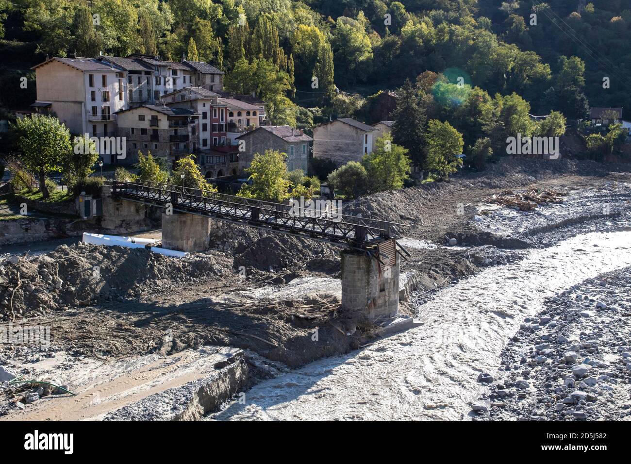Saint Martin Vesubie. 14 octobre 2020. Photo prise le 12 octobre 2020 montre un pont endommagé après une tempête à Saint-Martin-Vesubie, près de Nice, ville côtière du sud de la France. Credit: Synpeo.z/Xinhua/Alay Live News Banque D'Images