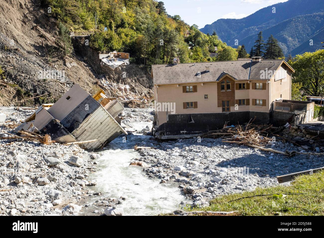 Saint Martin Vesubie. 14 octobre 2020. Photo prise le 12 octobre 2020 montre des maisons endommagées après une tempête à Saint-Martin-Vesubie, près de la ville côtière française de Nice. Credit: Synpeo.z/Xinhua/Alay Live News Banque D'Images