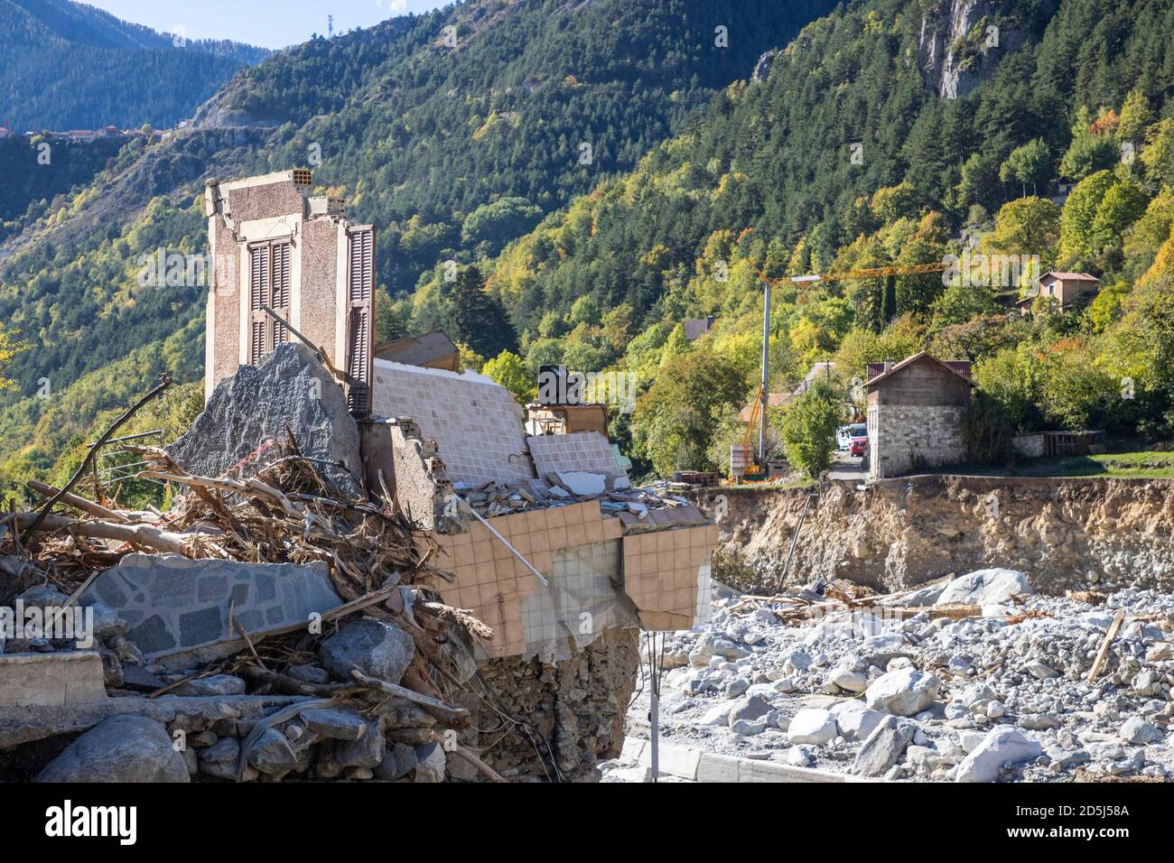 Saint Martin Vesubie. 14 octobre 2020. Photo prise le 12 octobre 2020 montre une maison endommagée après une tempête à Saint-Martin-Vesubie, près de la ville côtière française de Nice. Credit: Synpeo.z/Xinhua/Alay Live News Banque D'Images