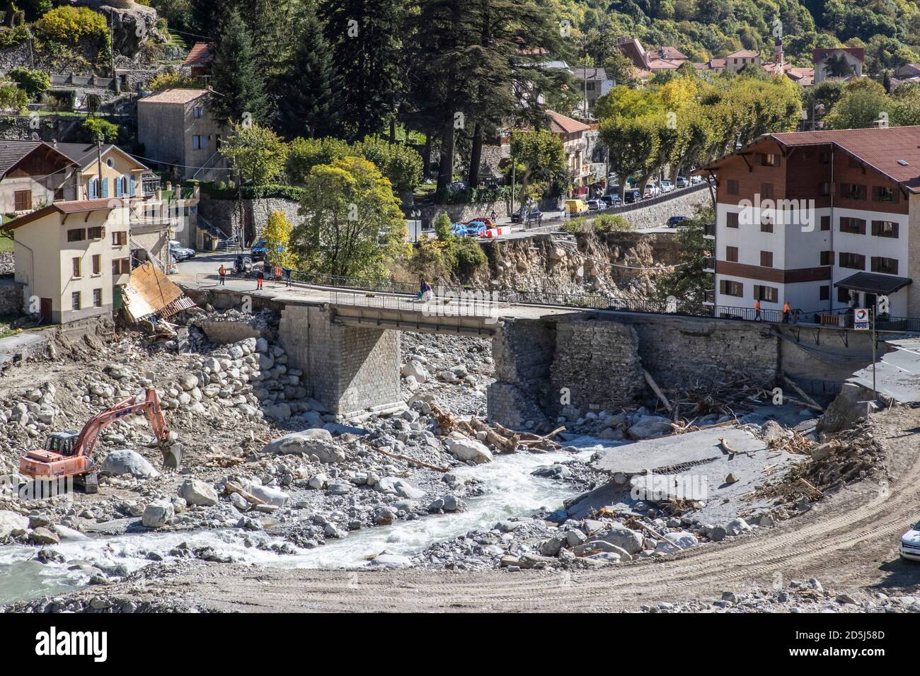 Saint Martin Vesubie. 14 octobre 2020. Photo prise le 12 octobre 2020 montre un pont endommagé après une tempête à Saint-Martin-Vesubie, près de Nice, ville côtière du sud de la France. Credit: Synpeo.z/Xinhua/Alay Live News Banque D'Images