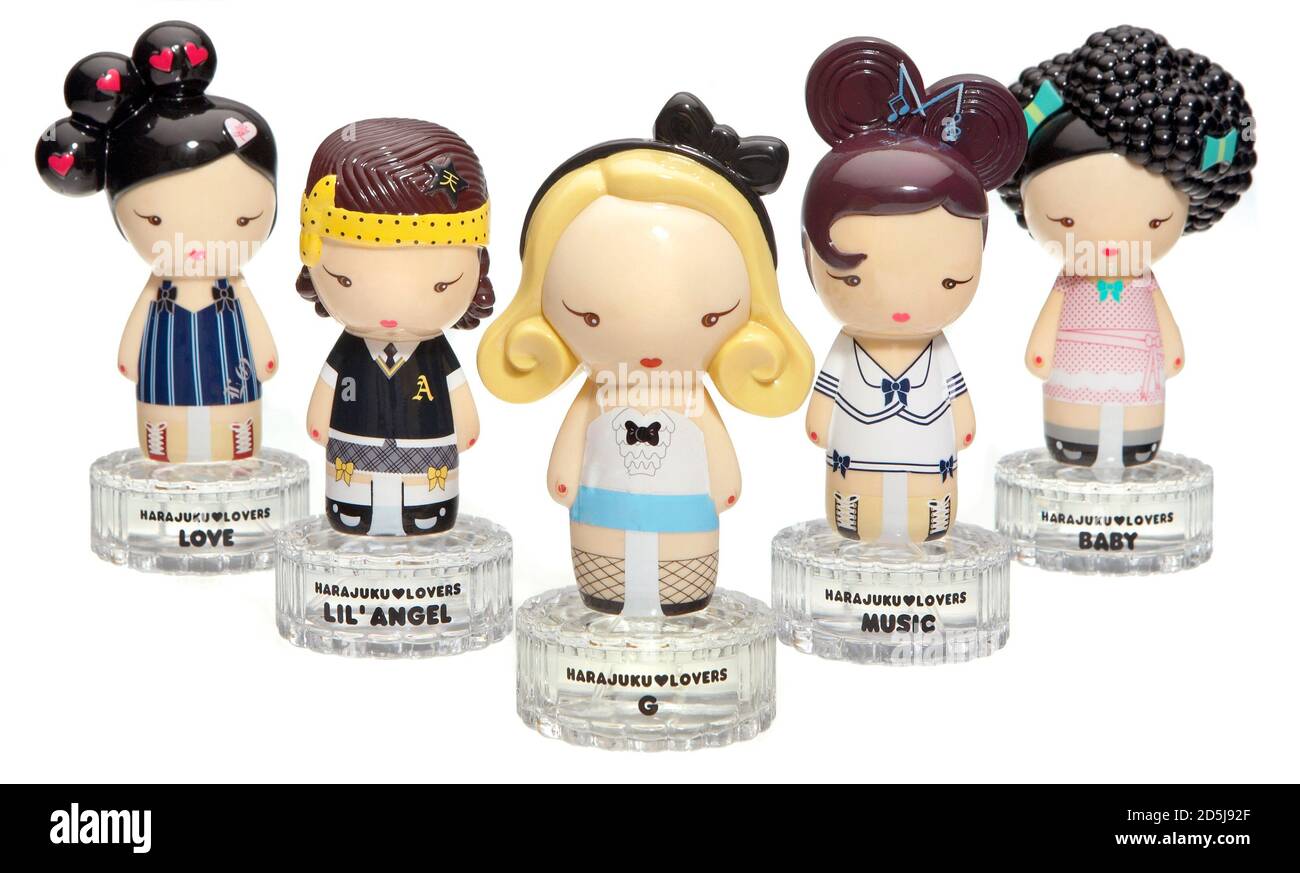harajuku amateurs collection de parfums avec des poupées de collection photographiées sur un arrière-plan blanc Banque D'Images