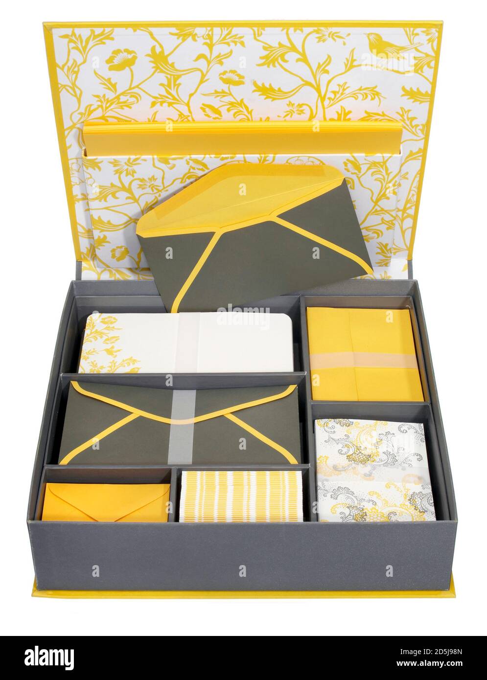 Ensemble de papeterie vierge à thème jaune et gris avec oiseau et boîte à motifs floraux photographiée sur fond blanc Banque D'Images