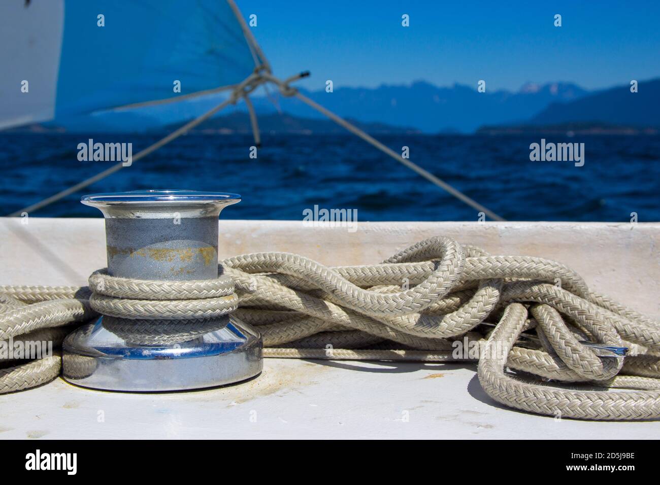 Une corde enroulée autour d'un treuil de voilier pour la feuille de jib en naviguant en Colombie-Britannique, au Canada, dans la ligne droite de Géorgie par une journée venteuse Banque D'Images
